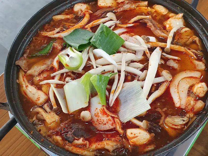 싱싱한 버섯 가득한 전골