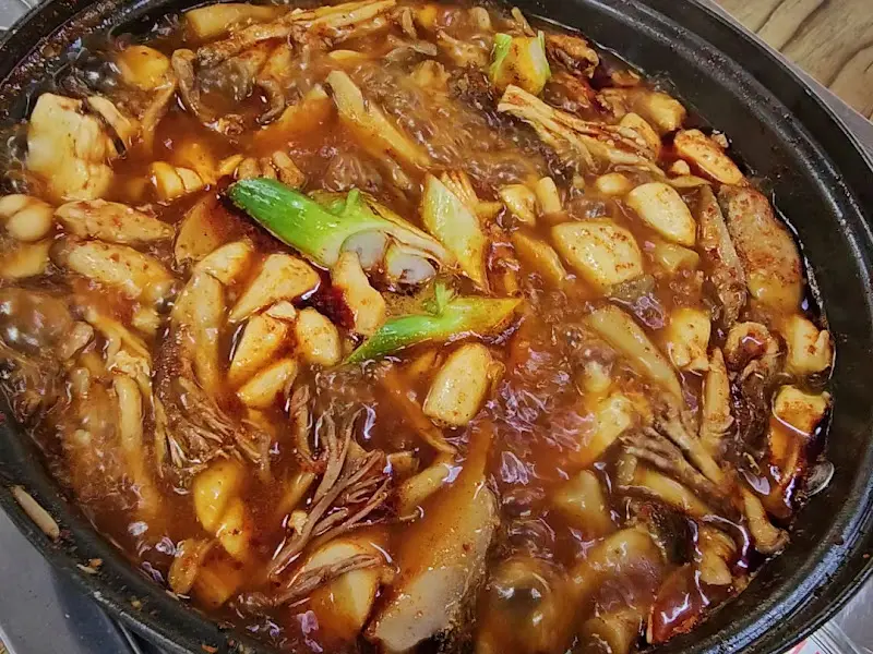 보글보글 끓는 버섯전골 근접샷