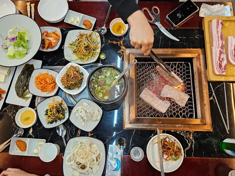 숯불에 구워지는 고기