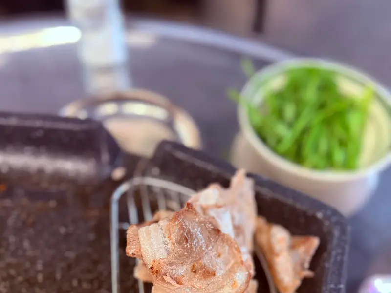 잘 구워진 냉삼겹살