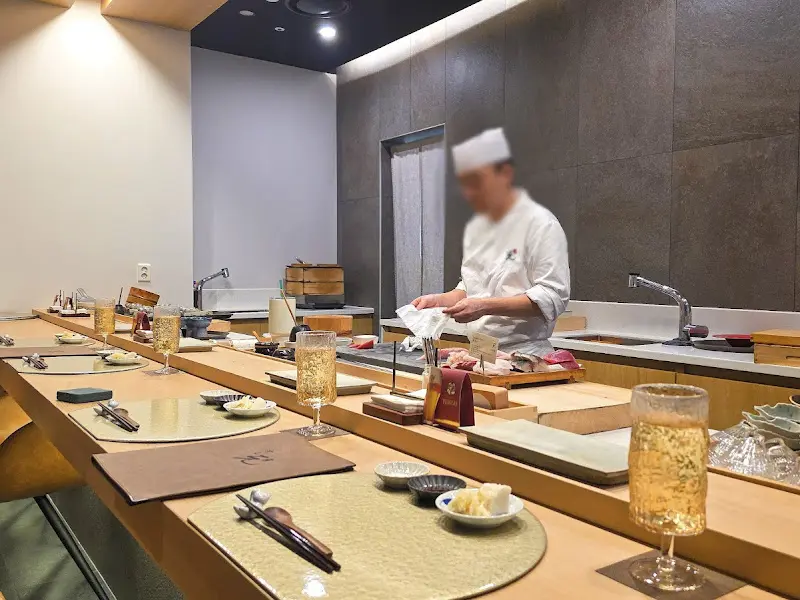 스시를 만드는 셰프의 모습