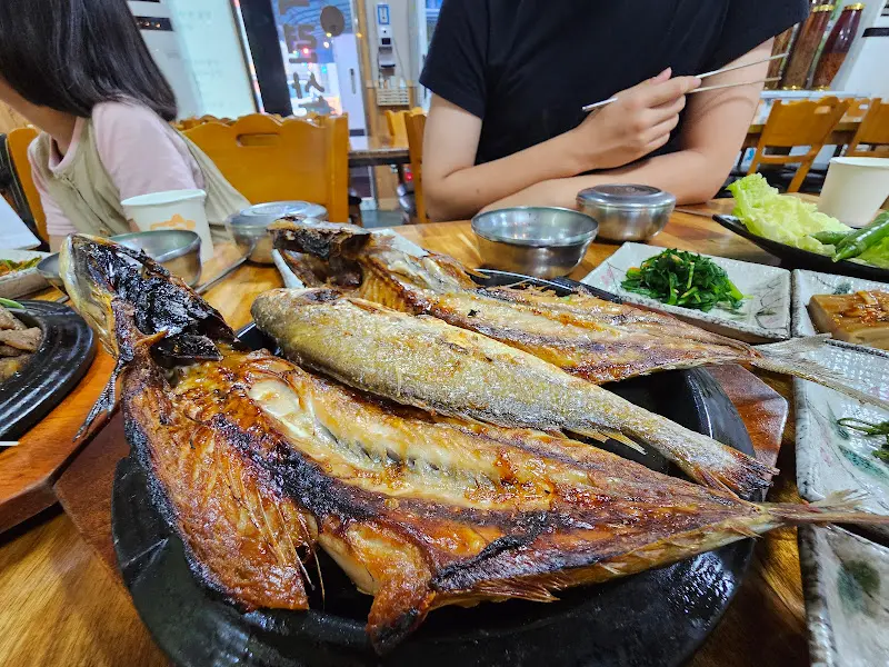 윤기가 흐르는 고등어 구이