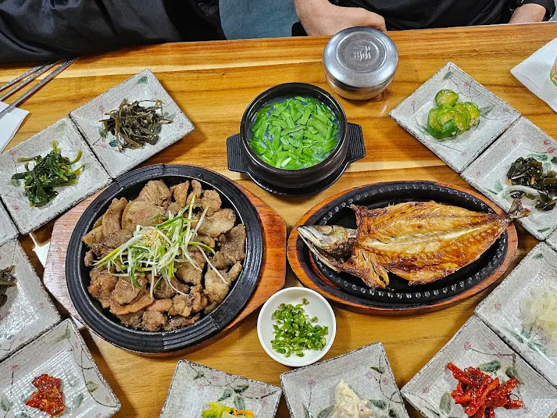 한상 가득 차려진 정식