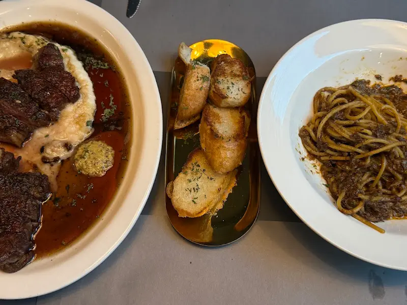 스테이크와 파스타 한 상 차림