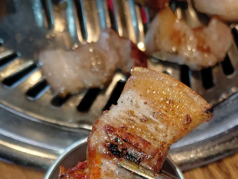 숯불 위에서 맛있게 익어가는 돼지갈비