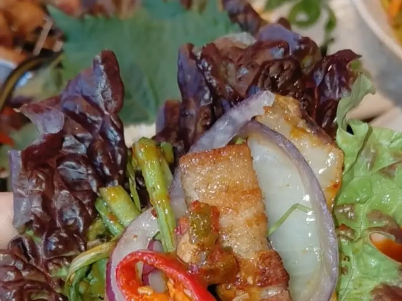 쌈 채소와 함께 즐기는 삼겹살