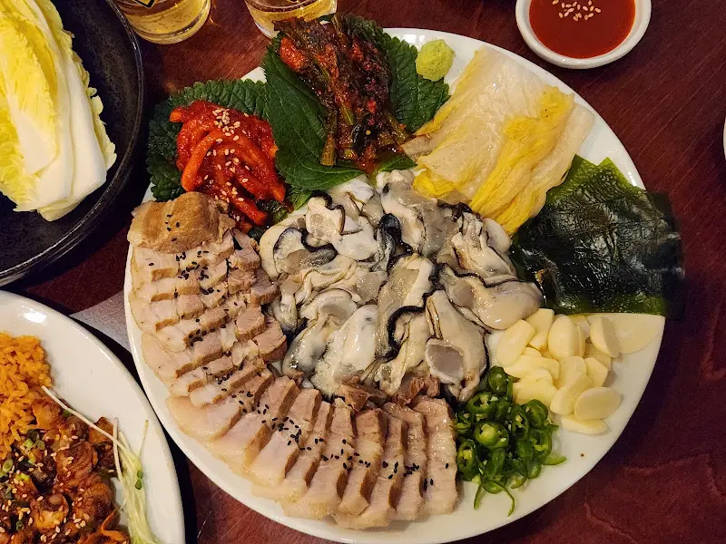 푸짐한 굴보쌈 한 상 차림