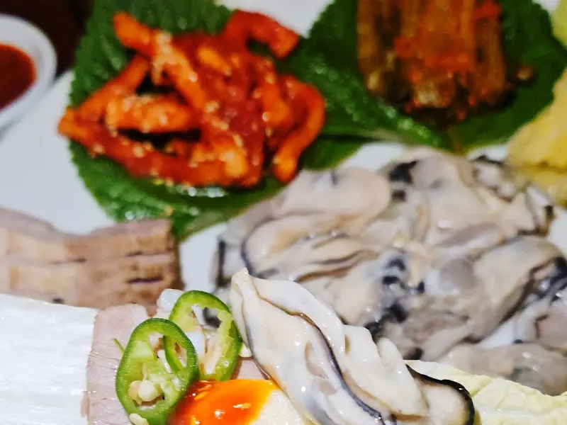 다채로운 맛을 자랑하는 굴보쌈