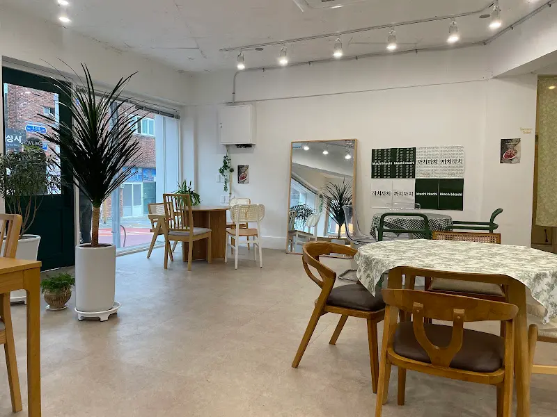 까치까치 카페 내부 전경