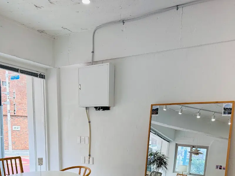 까치까치 카페 내부 인테리어