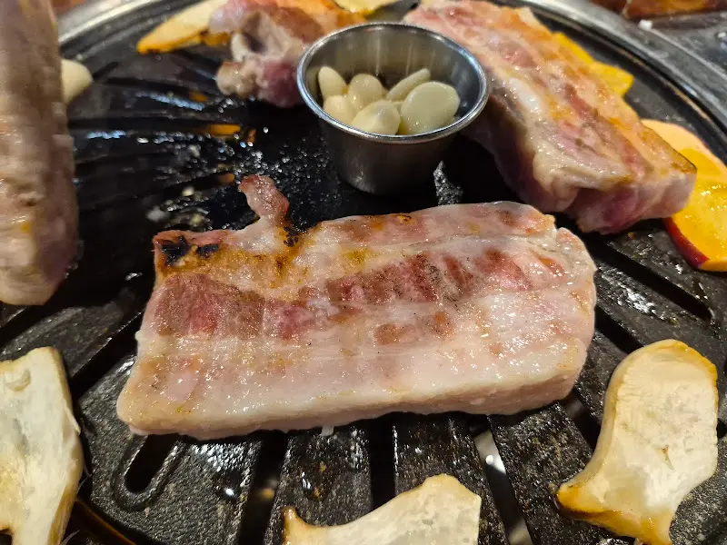 불판 위에서 맛있게 익어가는 삼겹살