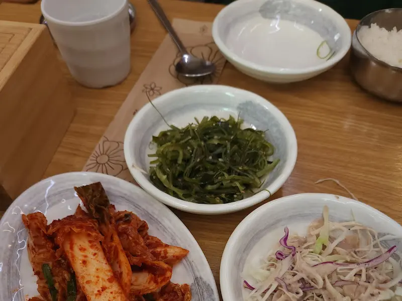 깔끔한 밑반찬 구성