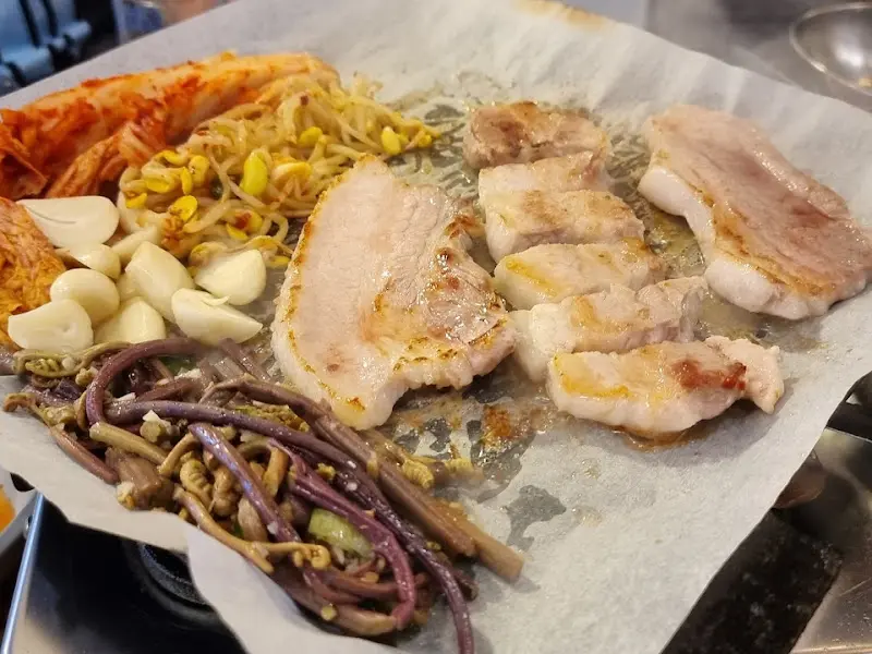 불판 위에서 익어가는 삼겹살