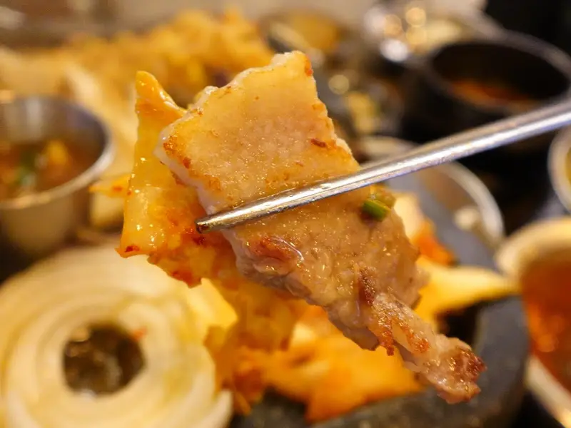 잘 익은 삼겹살 한 점