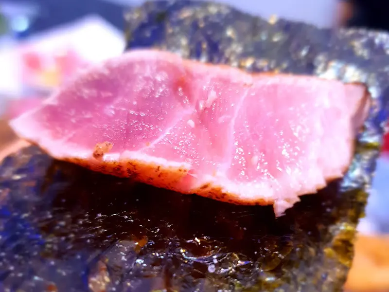 신선한 참치회 한 점