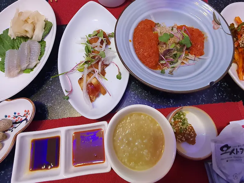 한 상 가득 차려진 음식