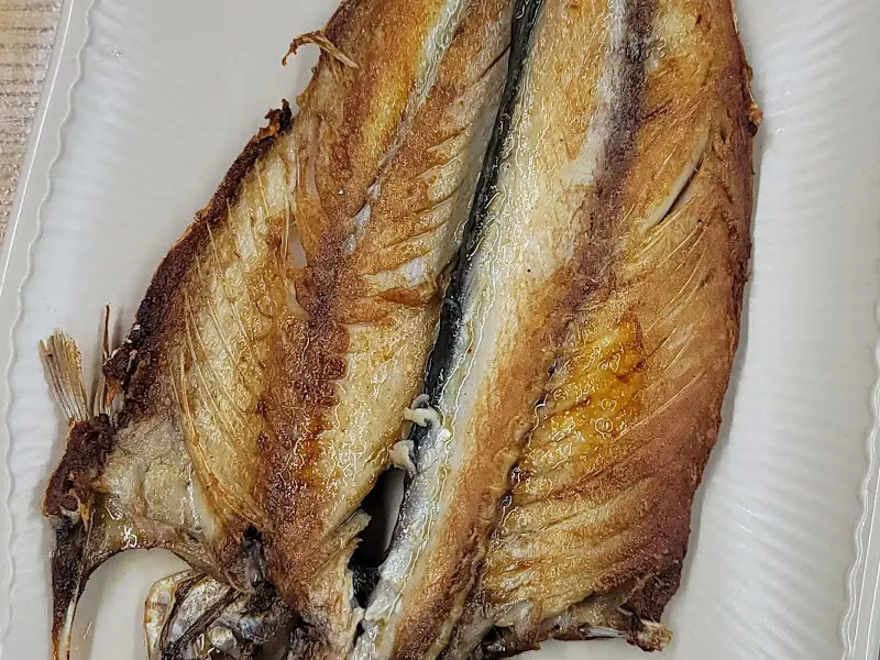 노릇노릇 구워진 고등어 구이