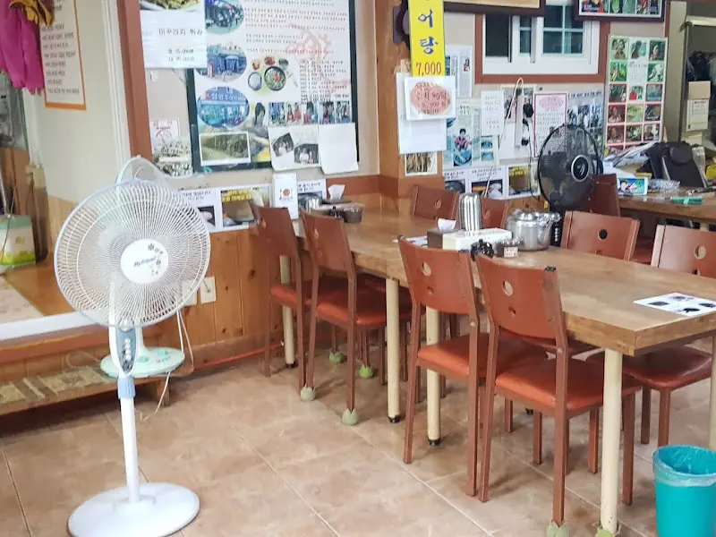 가게 내부 벽면에 붙어있는 사진들