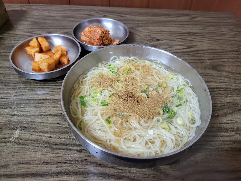 잔치국수와 김치