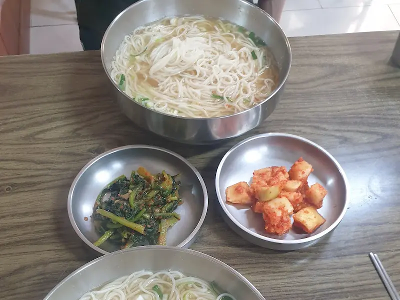 푸짐한 잔치국수 한 그릇