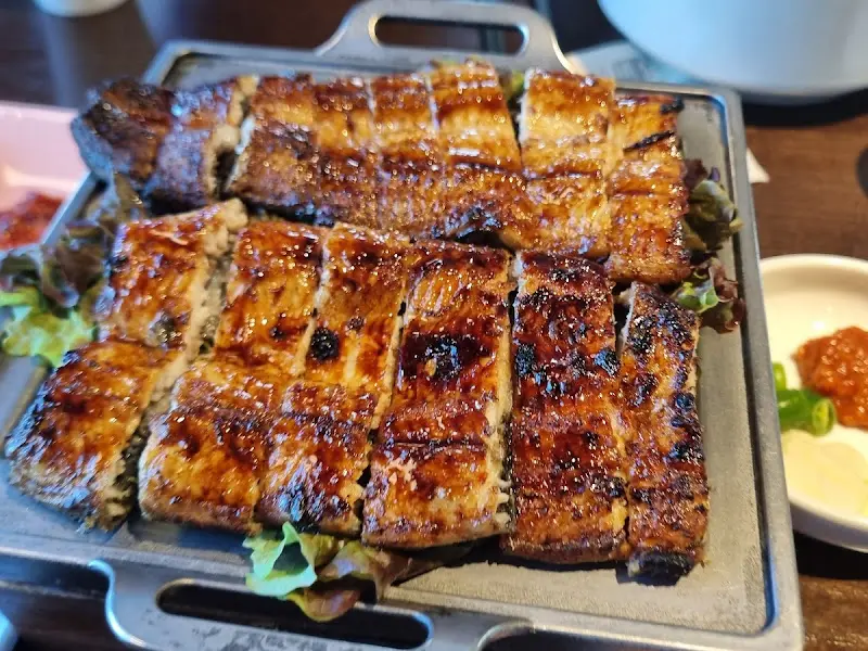 윤기가 흐르는 민물장어