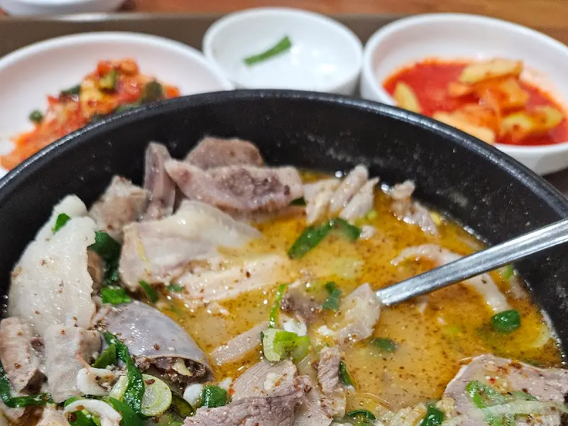 다진 양념을 푼 순대국의 모습