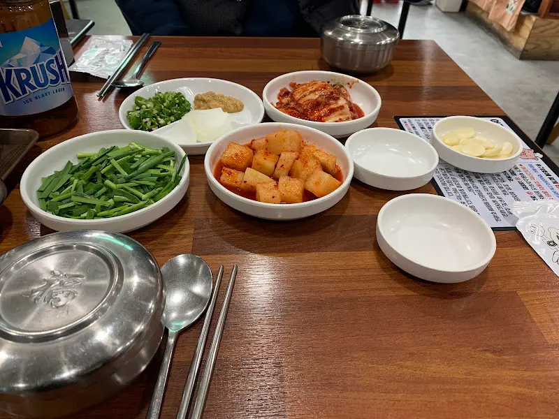 테이블 위에 놓인 반찬들