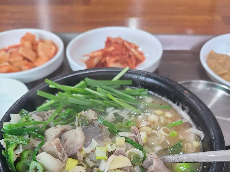 순대국의 뽀얀 국물