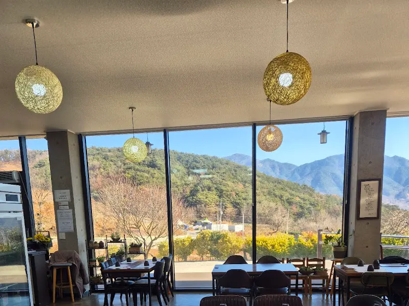 고매감 내부 테이블과 창밖 풍경