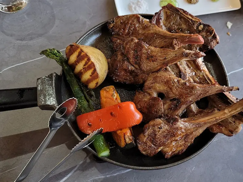 뜨겁게 구워진 숄더랙과 채소