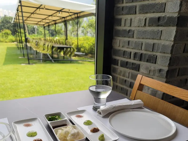 정갈하게 세팅된 테이블