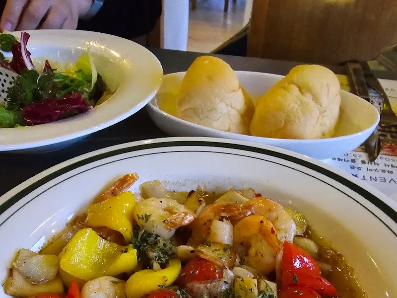 새우와 채소가 어우러진 파스타