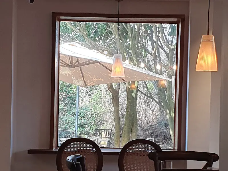 창밖으로 보이는 멜트의 야외 테이블 전경