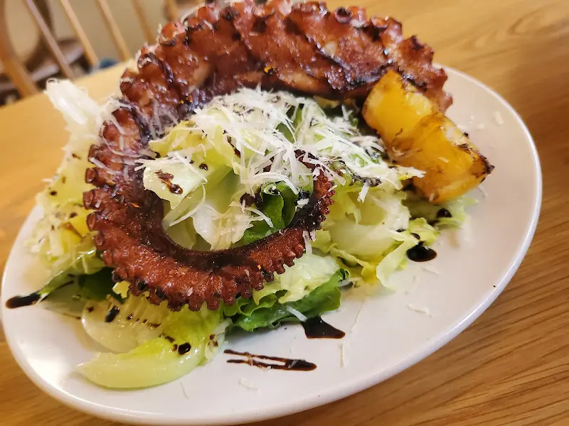 멜트의 대표 메뉴, 문어 샐러드의 클로즈업 사진