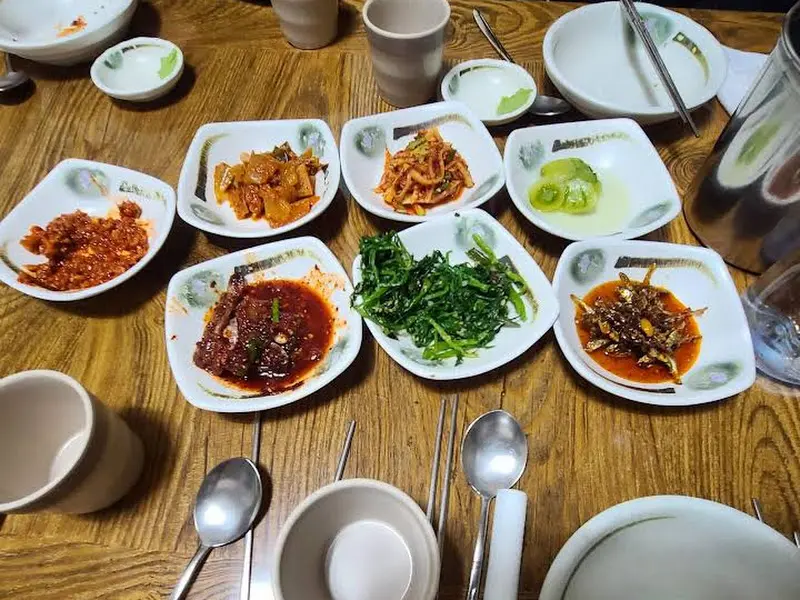 다양한 반찬이 함께 나오는 계림촌의 계림반상