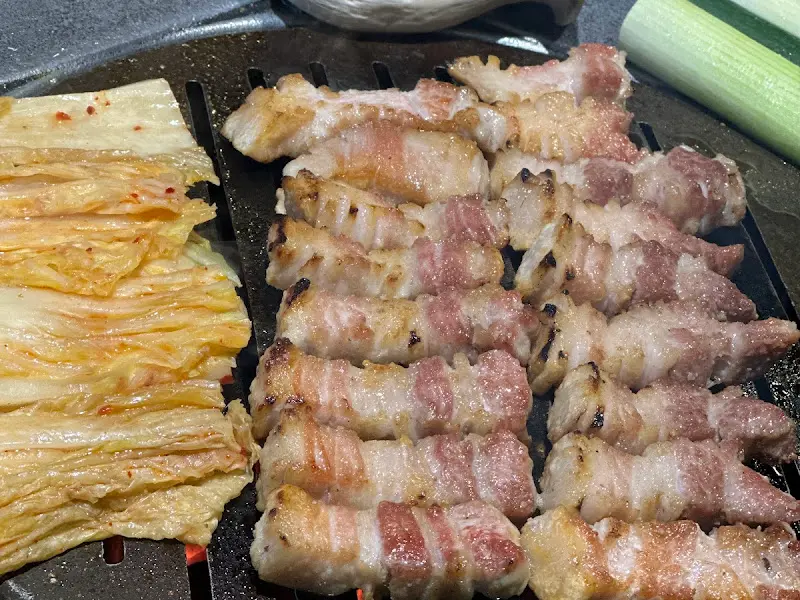 구운 김치와 삼겹살의 조화