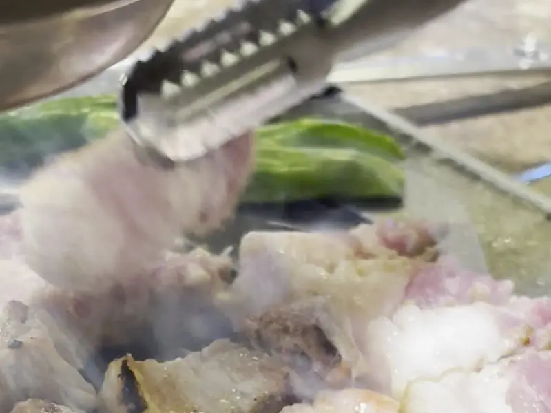 고기를 굽는 모습