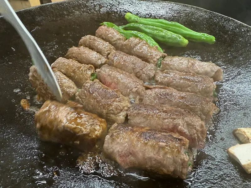 노릇노릇 익어가는 고기말이