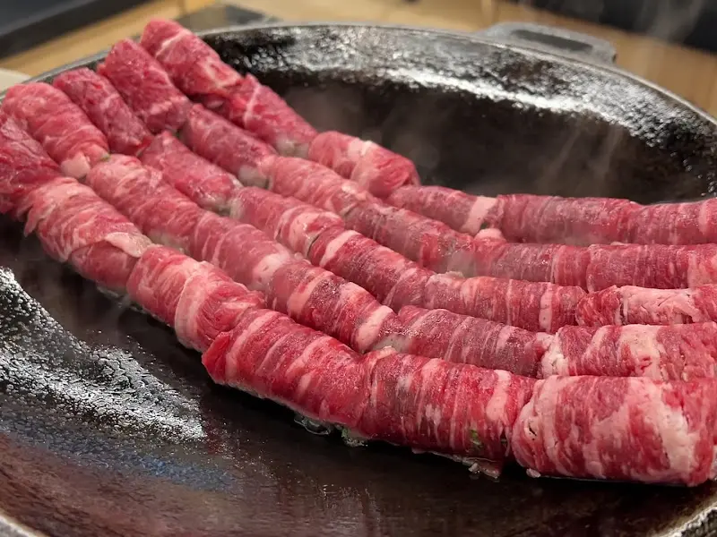 정갈하게 담겨 나온 고기말이