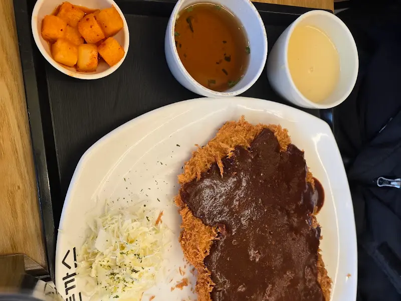 모듬까스 한 상 차림