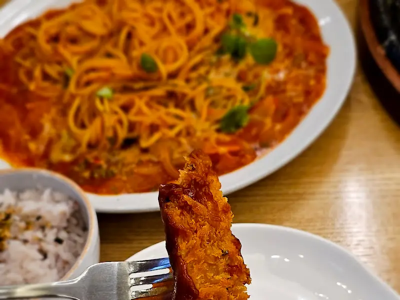 돈까스와 파스타 함께 즐기기