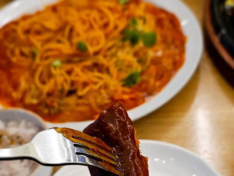 포크에 찍은 돈까스