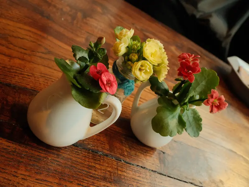 테이블 위의 작은 꽃 장식