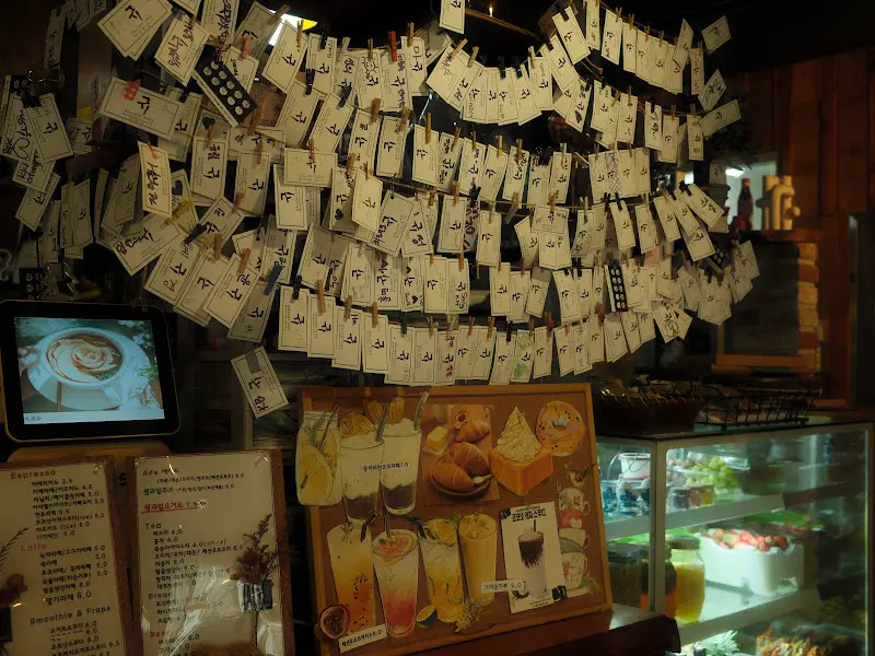 방문객들의 메모로 가득 찬 벽면