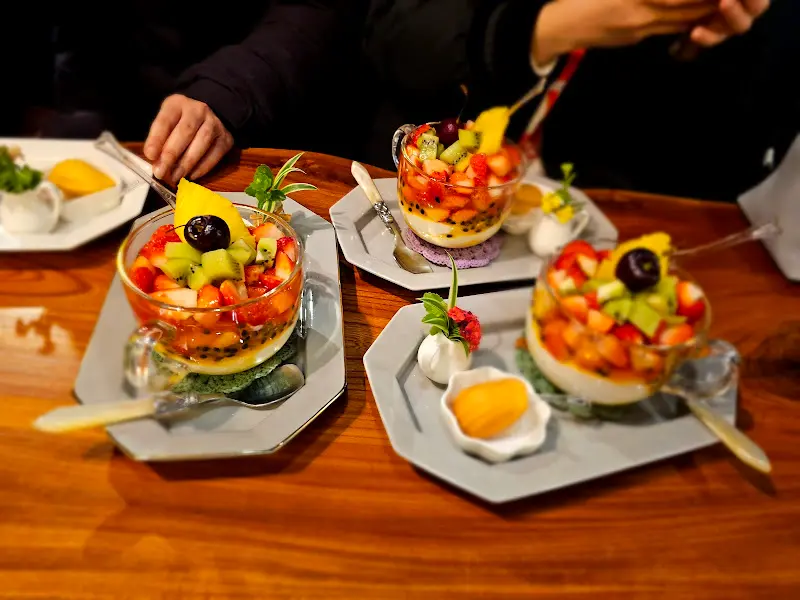 화려한 과일 디저트