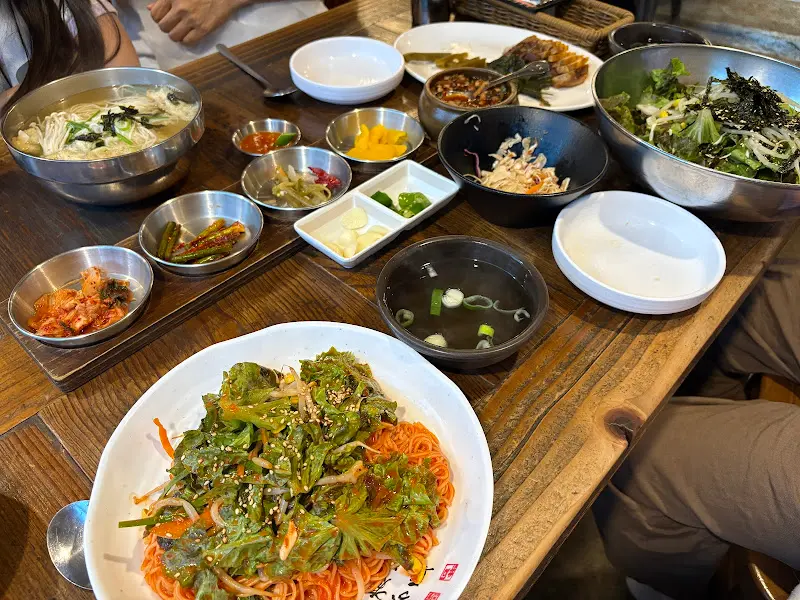 멸치국수와 수육 한상차림