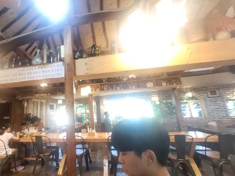 밝고 넓은 내부