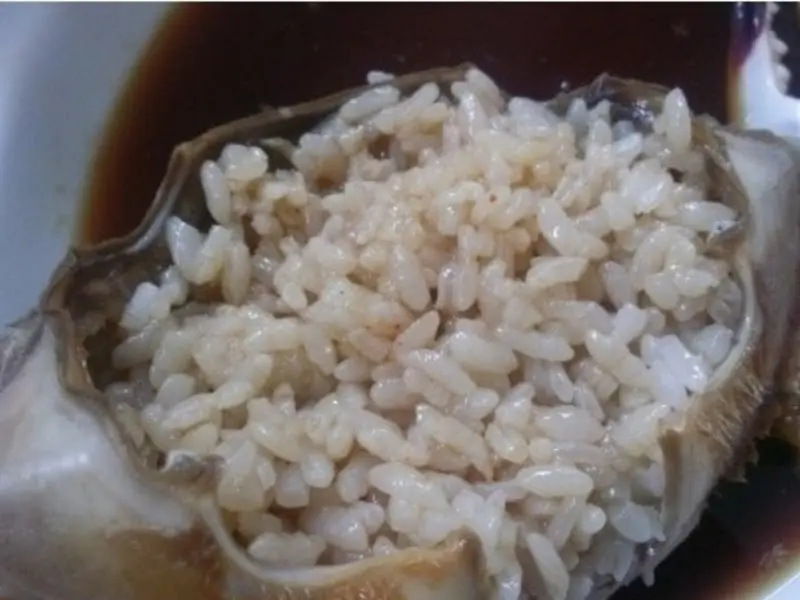 게딱지에 밥을 비벼 먹는 모습