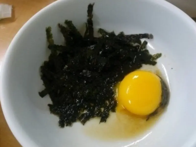 게장과 함께 비벼먹을 수 있도록 김과 계란이 제공된다