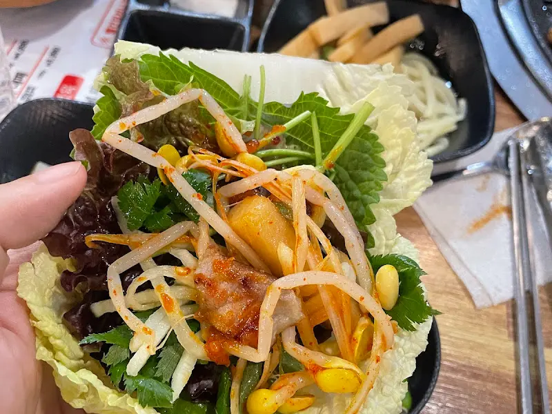 싱싱한 채소와 삼겹살, 쌈장의 조화! 환상의 쌈!